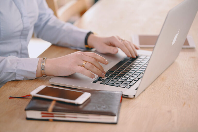 it-service-frankfurt-it-services-berlin-frau-laptop